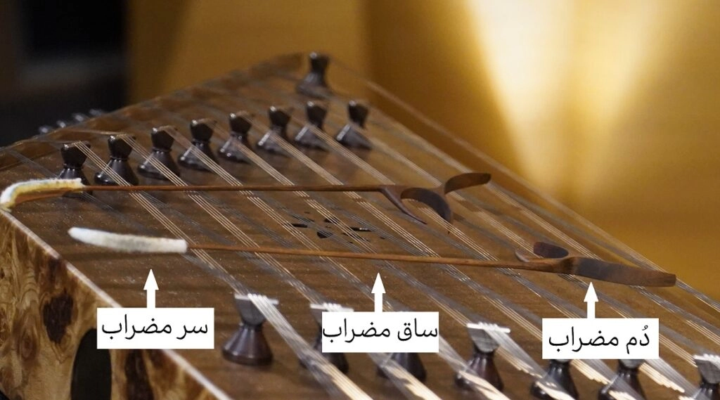 مضراب سنتور از جنس چوب با سری نَمَدی که از سه بخش تشکیل شده