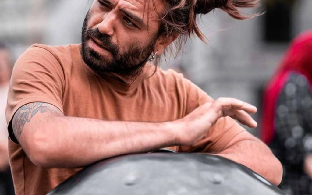 یک نوازنده‌ی خیابانی ساز هنگ‌درام