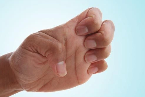 دستی در حال انجام حرکت چنگال