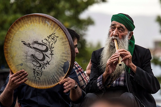 یک نی‌نواز و یک دف‌نواز در کنار یکدیگر