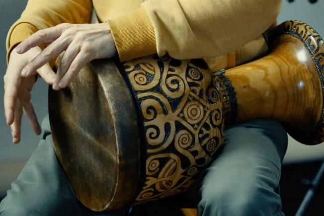 شخصی در حال نواختن تنبک