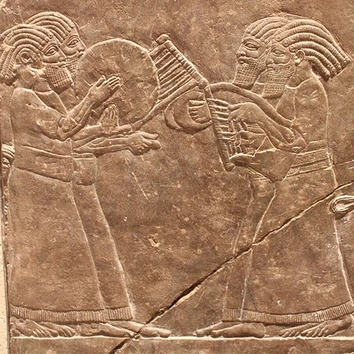 نقشی از دف بر یک سنگ‌نگاره از بین‌النهرین باستان