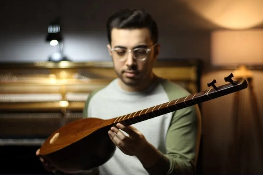 شخصی در حال بررسی تنبور